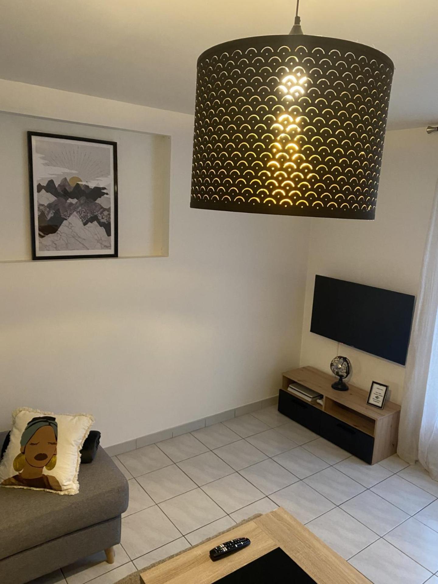 Appartement Tout Equipe 2 Chambres + Jardin Saix  エクステリア 写真
